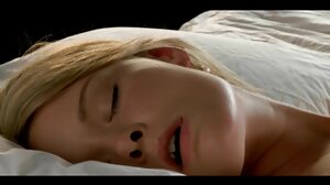Teen försöker deepthroating kuk större än svensk porrstjärna hennes huvud